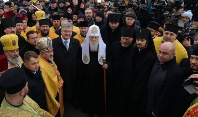 Порошенко обіцяє не тиснути на вірян щодо вибору церкви, а Філарет пояснив, хто тепер "розкольник" Порошенко обіцяє не тиснути на вірян щодо вибору церкви, а Філарет пояснив, хто тепер "розкольник"