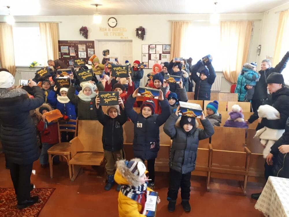 Баптисти з Норвегії передали дітям Донеччини різдвяні подарунки