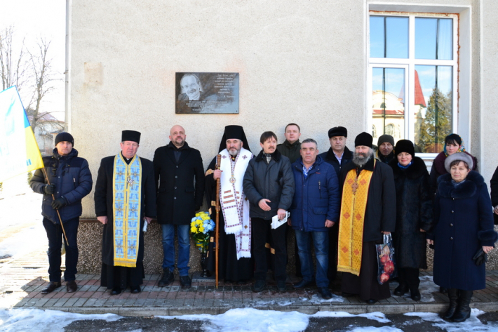 Духовенство УГКЦ та ПЦУ освятило меморіальну дошку В’ячеславові Чорноволу