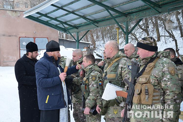 Священики ПЦУ благословили поліцейських в зону ООС