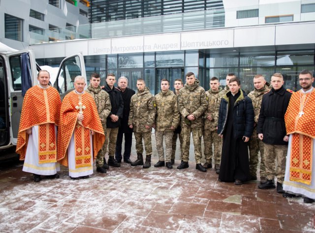 В Українському католицькому університеті освятили авто для фронту В Українському католицькому університеті освятили авто для фронту