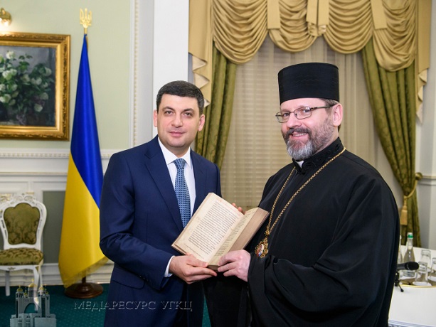 Глава УГКЦ подарував факсимільне видання Галицького Євангелія прем’єр-міністрові України