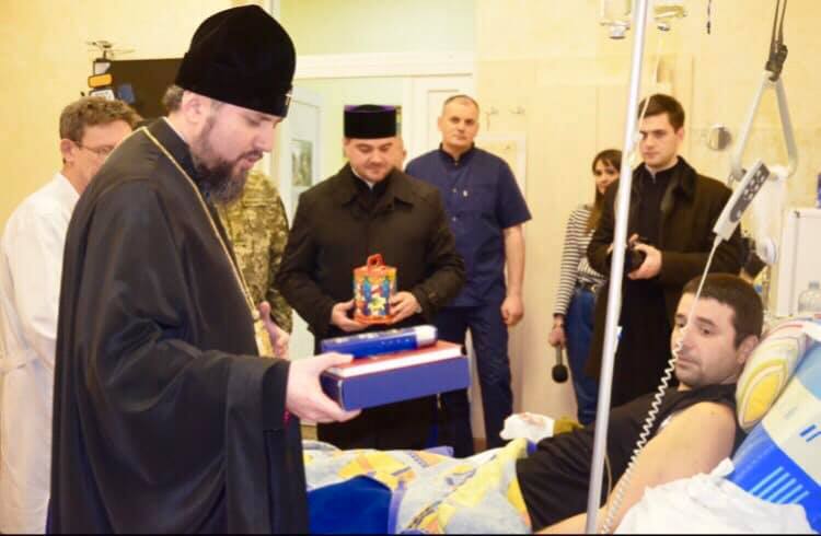 Предстоятель ПЦУ відвідав поранених військовослужбовців