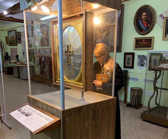 У Нікополі Юлія Тимошенко «вклякла» перед унікальною козацькою іконою