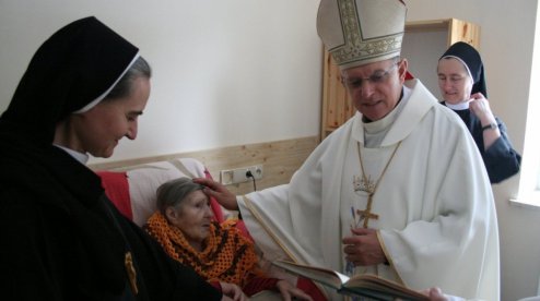Католицький архієпископ відвідав хворих у львівському Домі милосердя