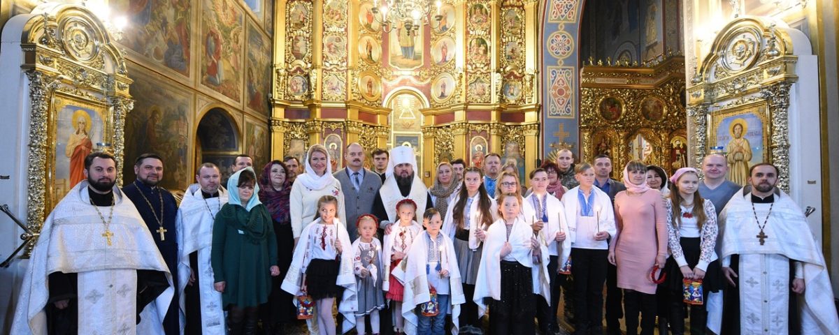 Митрополит Епіфаній охрестив 9 дітей з Макіївки і привітав політв’язня Романа Сущенка з 50-річчям
