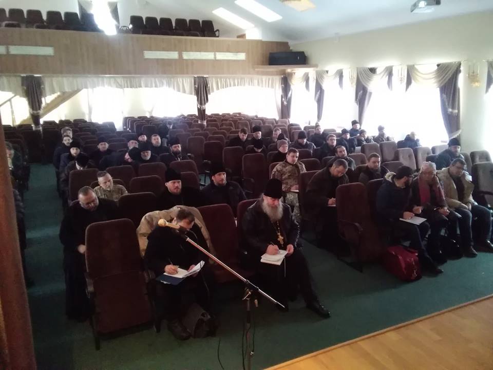 Священики УПЦ (МП) обговорюють пастирську роботу серед військових та відспівують загиблих воїнів