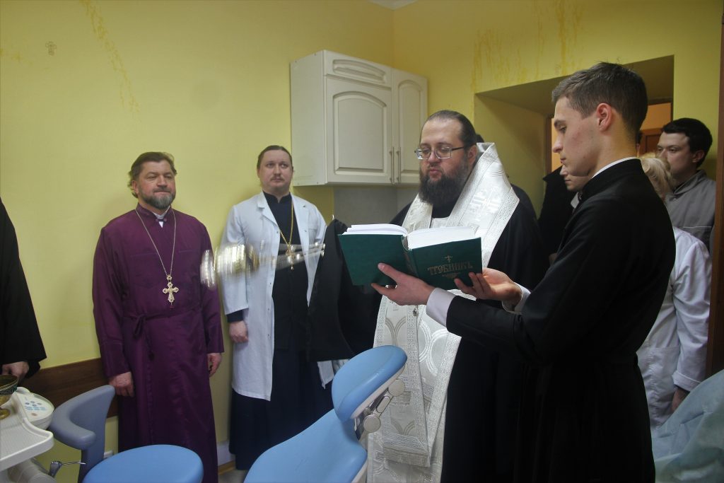 У Київській академії УПЦ (МП) освячено стоматологічний кабінет, а лікуватиме протоієрей-стоматолог