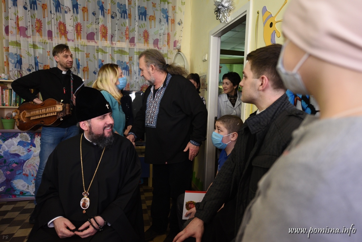 Предстоятель ПЦУ відвідав дітей у столичному відділенні онкогематології