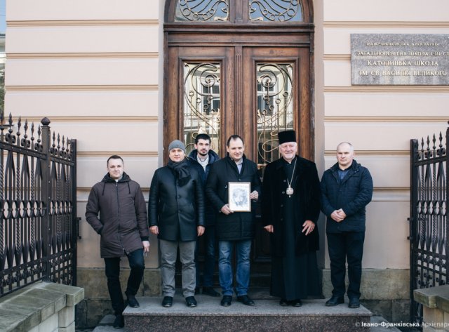 Греко-католики переймають досвід Німеччини з управління будівельними проектами і знайомлять мера Івано-Франківська з новобудовою католицької гімназії Греко-католики переймають досвід Німеччини з управління будівельними проектами і знайомлять мера Івано-Франківська з новобудовою католицької гімназії