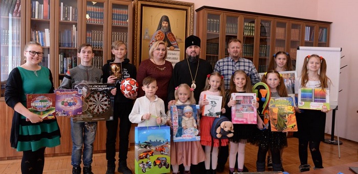 Глава ПЦУ зустрівся з багатодітною родиною переселенців з Донбасу