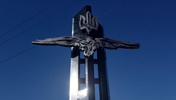 У Вишгороді священики ПЦУ і УГКЦ освятили монумент героям України
