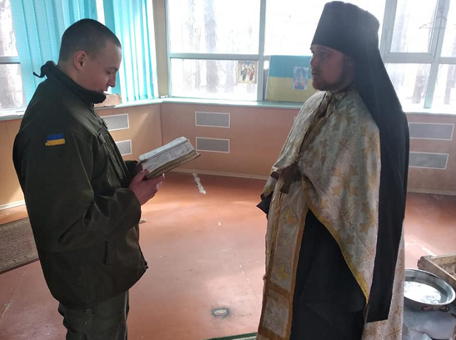 Капелани ПЦУ на Донбасі охрестили нацгвардійця і моляться за захисників країни Капелани ПЦУ на Донбасі охрестили нацгвардійця і моляться за захисників країни