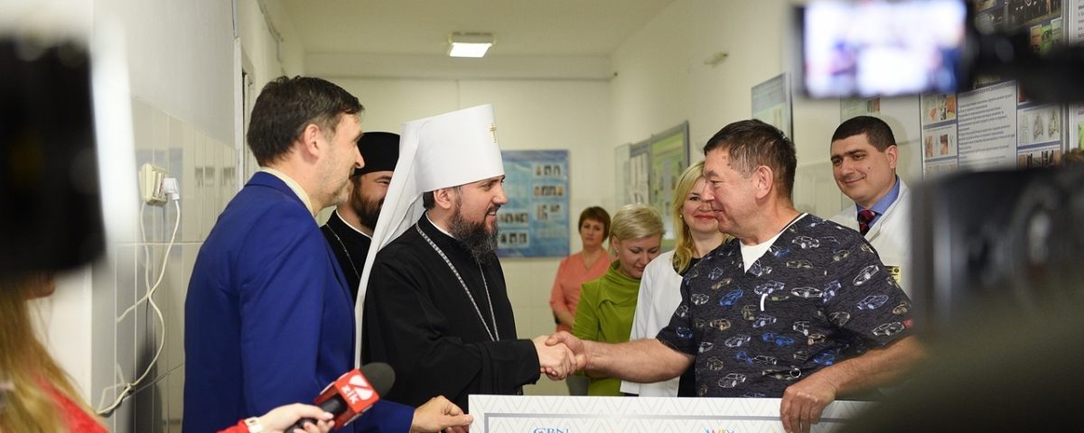 Митрополит Епіфаній передав Охматдиту чек на 56 тис. грн від благодійників