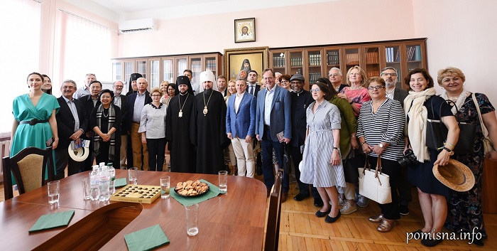 Митрополит Епіфаній зустрівся з іноземними послами з різних континентів