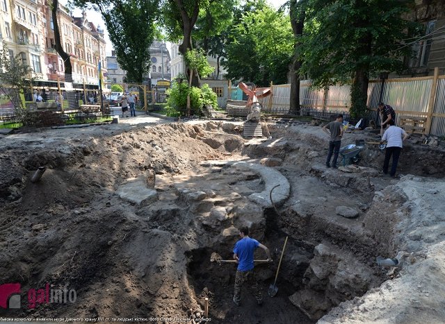 У центрі Львова виявили мури давнього храму ХVІ cт. У центрі Львова виявили мури давнього храму ХVІ cт.