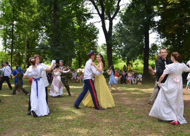 Бывший зам. главы Синодального отдела УПЦ (МП) дал бал в «Луганской народной республике» Бывший зам. главы Синодального отдела УПЦ (МП) дал бал в «Луганской народной республике»
