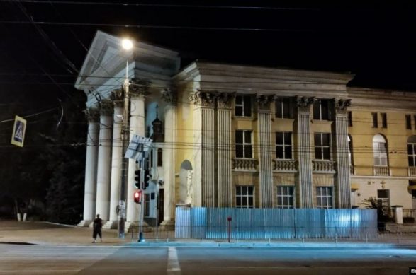 Власти Симферополя огораживают собор ПЦУ глухим забором