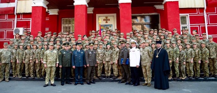 Капелан ПЦУ і офіцери Української військово-медичної академії разом молилися на складанні кодексу честі офіцера ЗСУ