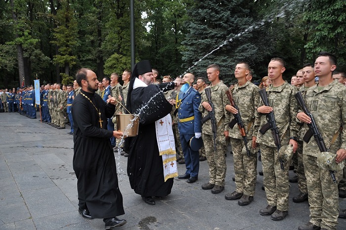 Єпископ ПЦУ благословив першокурсників Харківського університету Повітряних сил України