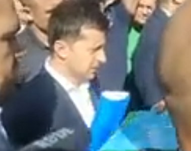 Єпископ і віряни УПЦ (МП) зустріли президента в аеропорту Рівного зі скаргами на утиски від української влади