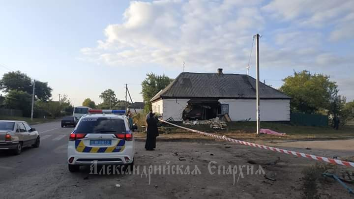 На Кіровоградщині нетверезий водій врізався у храм УПЦ (МП), а на Харківщині сусід підпалив хату священника і намагався застрелитися