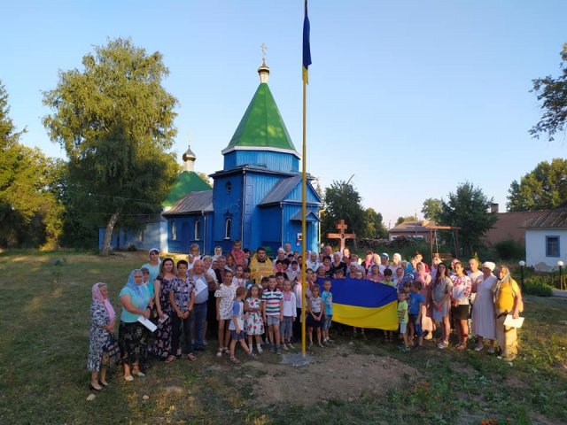 На Вінниччині прибічники УПЦ (МП) зняли український прапор біля храму На Вінниччині прибічники УПЦ (МП) зняли український прапор біля храму