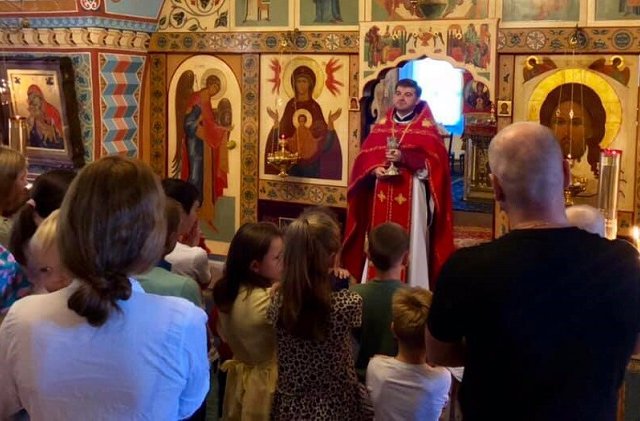 Звільнені з полону українські моряки завітали до храму ПЦУ Звільнені з полону українські моряки завітали до храму ПЦУ