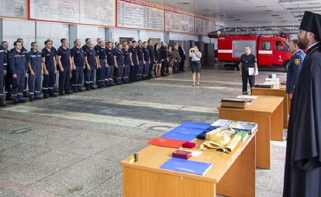Священники УПЦ (МП) нагородили рятувальників МНС Священники УПЦ (МП) нагородили рятувальників МНС