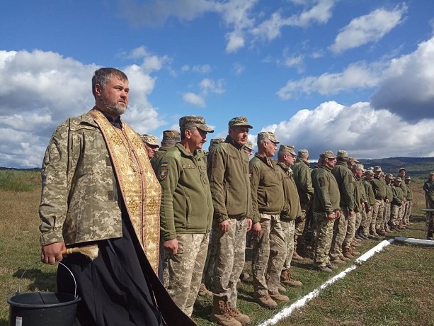 Капелани УПЦ (МП) взяли участь у навчаннях військовозобов’язаних та звершили молебень з нагоди відновлення казарм