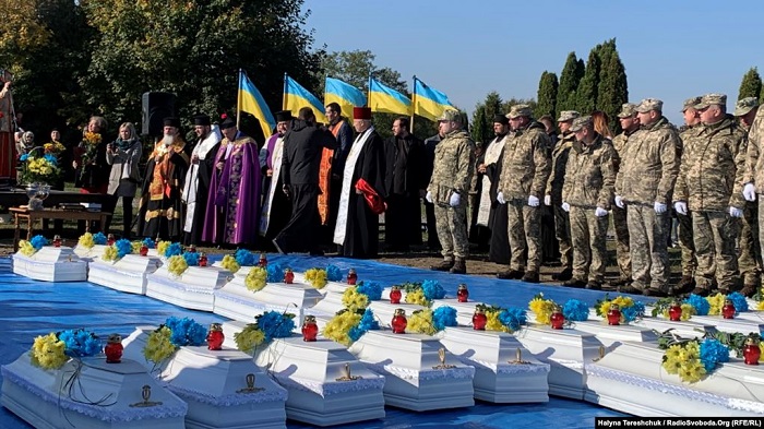 Священники ПЦУ, УГКЦ і РКЦ поховали останки жертв радянського режиму