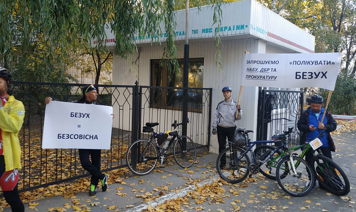 Віряни пікетували госпиталь МВС, вимагаючи відновити на посаді лікаря