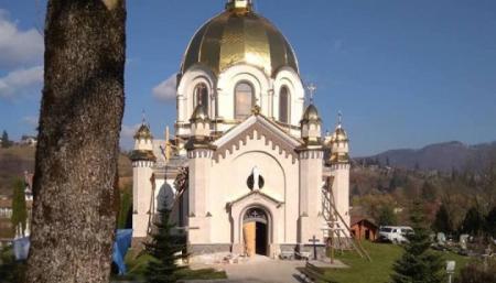Унікальні розписи церкви у Славському замінили плиткою