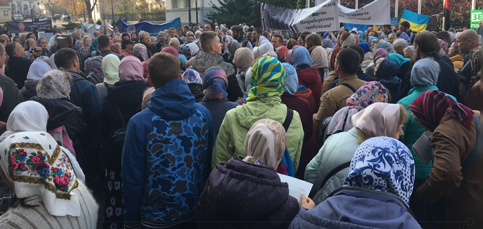 Миряне и священники УПЦ (МП) провели протест у офиса президента, требуя отмены проекта "Страна в смартфоне"