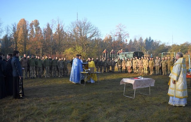 Митрополит ПЦУ звершив літургію для військових на передовій Митрополит ПЦУ звершив літургію для військових на передовій