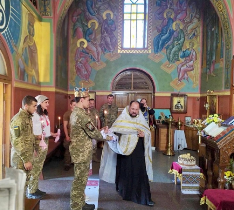 Духовенство УПЦ (МП) вінчає військових у зоні АТО/ООС і бере участь у реабілітації постраждалих від збройного протистояння
