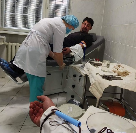 Група священників ПЦУ здала кров для пацієнтів з опіками
