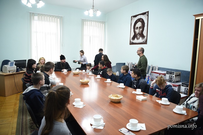 Глава ПЦУ передав побутову техніку «Охматдиту» і зустрівся з онкохворими дітьми