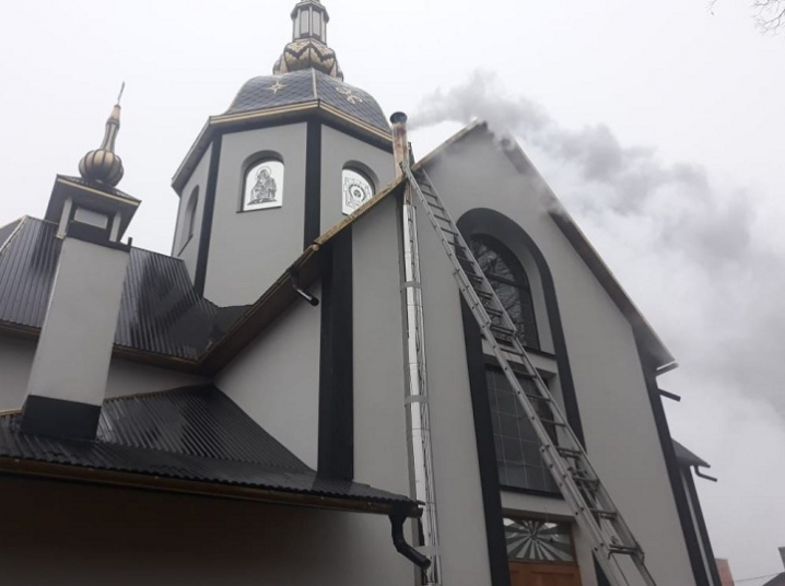 На Дніпропетровщині та Буковині горіли церкви УПЦ (МП) і УГКЦ