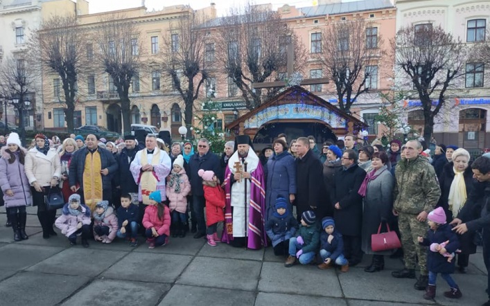Єпископ УГКЦ освятив різдвяну шопку в центрі Чернівців