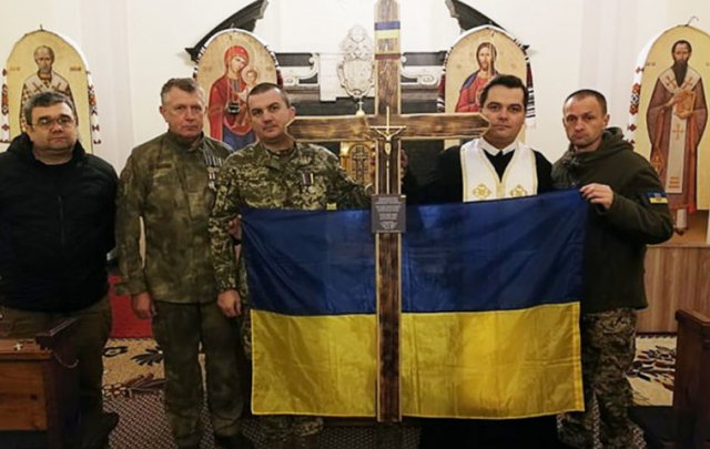 Воїни-реабілітанти АТО/ООС встановлюють хрести на Горі хрестів у Литві Воїни-реабілітанти АТО/ООС встановлюють хрести на Горі хрестів у Литві