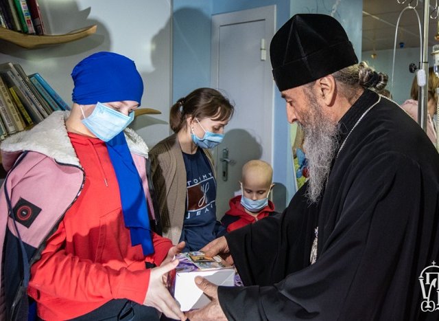 УПЦ (МП) та ПЦУ роздають потребуючим дітям різдвяні подарунки УПЦ (МП) та ПЦУ роздають потребуючим дітям різдвяні подарунки