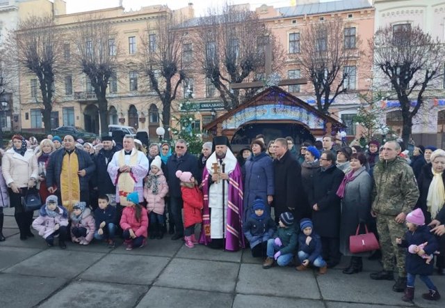 Єпископ УГКЦ освятив різдвяну шопку в центрі Чернівців Єпископ УГКЦ освятив різдвяну шопку в центрі Чернівців