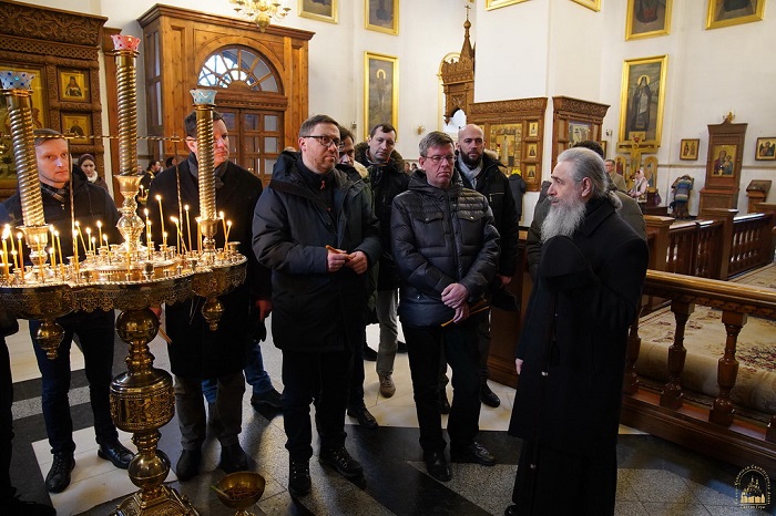 Посли країн Балтії та Польщі передали гуманітарну допомогу донбасівцям і відвідали Святогірську лавру