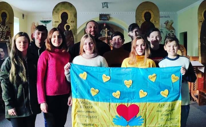 Діти з Луганщини гостювали у львівській школі-гімназії Шептицьких, а на передовій ООС капелани УГКЦ освятили воду для військових