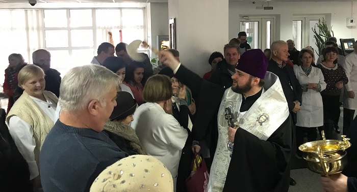 Єпископи ПЦУ очолили молитви в лікарнях Одеси і Рівного