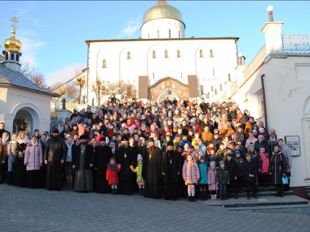 Близько 300 потребуючих дітей взяли участь у благодійній акції у Почаєві Близько 300 потребуючих дітей взяли участь у благодійній акції у Почаєві