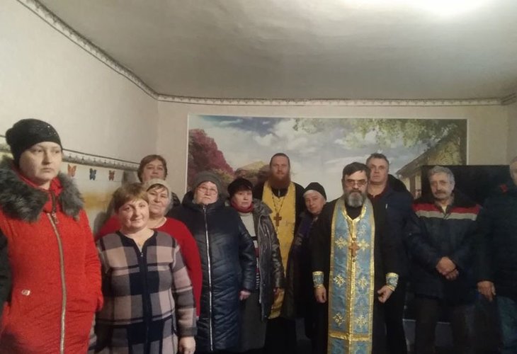 Священники УПЦ (МП) доставили гуманітарну допомогу на Донбас та відспівали загиблого воїна