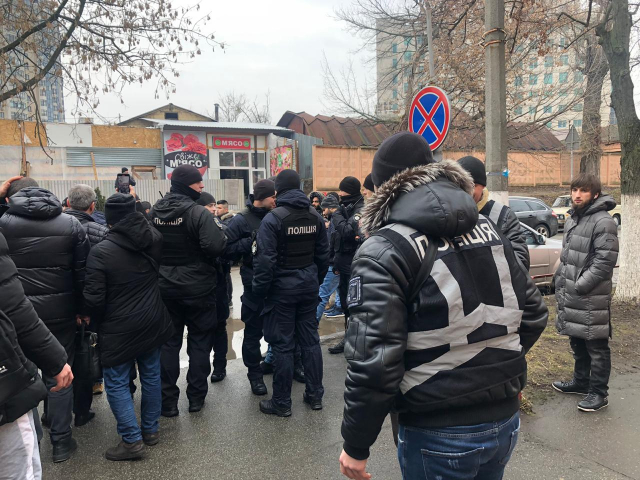 Поліція та Держміграційна служба затримали біля мечеті Києва групу іноземців-«нелегалів»
