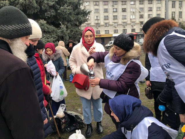 Мусульмани регулярно годують безхатченків біля харківського вокзалу